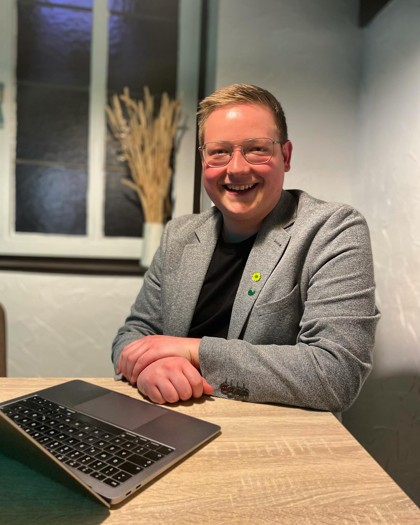 💚Ich danke allen Wählerinnen und Wählern, die mir ihre Stimme gegeben haben. Dieser Wahlkampf war kurz und intensiv. Und er hat mir sehr großen Spaß gemacht!

Für mich ist klar: Ich werde mich auch weiterhin auf kommunaler Ebene für meine Heimatstadt Bad Orb und für meinen Wahlkreis einsetzen und für eine soziale Politik kämpfen! 

Die bundesweiten Ergebnisse machen klar: Es wird nicht einfach auf Bundesebene. Wir Grüne stehen als konstruktiver Partner bereit! 

Einen großen Dank auch an alle, die mich in den vergangenen Wochen und Monaten unterstützt haben. Ich danke auch meinen demokratischen Mitbewerbern für den fairen Wahlkampf. 

Meinen herzlichen Glückwunsch an @johannes.wiegelmann für den Gewinn des Wahlkreises!

#grüne #bundestagswahl #badorb #mkk #wahl