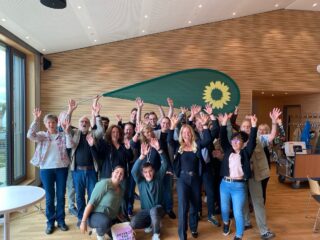 Danke für das Vertrauen! 💚
Gestern haben wir GRÜNEN Main-Kinzig unsere Liste für die Kreistagswahl 2026 aufgestellt – und ich darf auf Listenplatz 2 antreten.
Ich freue mich sehr über das Vertrauen unserer Mitglieder und bin bereit, Verantwortung zu übernehmen.

Jetzt heißt es: voller Einsatz für einen starken Wahlkampf und eine klare GRÜNE Stimme für den Main-Kinzig-Kreis! 🌱

#Kommunalwahl2026 #MainKinzig #Grüne #B90DieGrünen #Danke