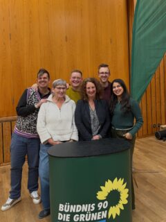 Zwei Jahre Kreisvorstand – und ich häng noch zwei dran 💚
Ich wurde gestern auf der Kreismitgliederversammlung erneut in den Vorstand der Grünen Main-Kinzig gewählt und freue mich sehr über das Vertrauen.

Die letzten zwei Jahre waren intensiv, lehrreich und vor allem voller Begegnungen mit engagierten Menschen, die Lust haben, Politik vor Ort zu gestalten.
Jetzt freue ich mich auf die Zusammenarbeit mit unserem neu gewählten Vorstandsteam – auf neue Ideen, neue Herausforderungen und darauf, gemeinsam grüne Politik im Main-Kinzig-Kreis weiter voranzubringen. 🌻