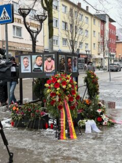 Heute vor sechs Jahren wurden in Hanau neun Menschen aus rassistischen Motiven ermordet. Ich war heute vor Ort, um an sie zu erinnern. Ihr Tod verpflichtet uns: gegen Rassismus, gegen Hass und für eine Gesellschaft, in der alle sicher leben können.

Gökhan Gültekin, Sedat Gürbüz, Said Nesar Hashemi, Mercedes Kierpacz, Hamza Kurtović, Vili Viorel Păun, Fatih Saraçoğlu, Ferhat Unvar, Kaloyan Velkov.
Wir vergessen euch nicht.

 #saytheirnames