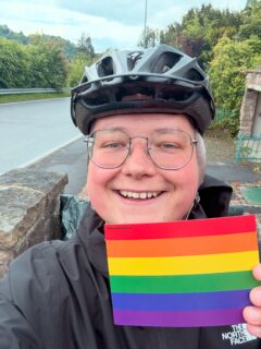 Heute ging’s mit dem Fahrrad nach Bad Soden-Salmünster zur Veranstaltung von @queermainkinzig im Bistro an der Salz 🚲🌈

Im Mittelpunkt stand der kommende International Day Against Homophobia, Biphobia and Transphobia am Sonntag – ein wichtiger Tag für Sichtbarkeit, Respekt und Solidarität. Gerade jetzt ist es wichtiger denn je, Haltung zu zeigen und deutlich zu machen: Jeder Mensch soll ohne Angst so leben und lieben können, wie er* oder sie* ist.

Einander ist alles, was wir haben💚

#IDAHOBIT #Vielfalt #Queer #MainKinzig #Zusammenhalt